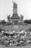 Schulklasse am Niederwald Denkmal etwa 1950